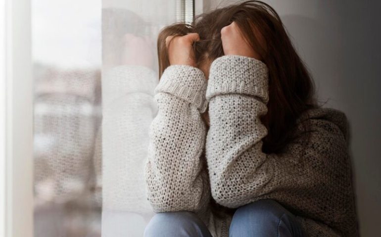 adolescente-estresado-infeliz-que-sufre-solo-ventana-adolescentes-deprimidos-necesitan-ayuda-apoyo_446232-2123