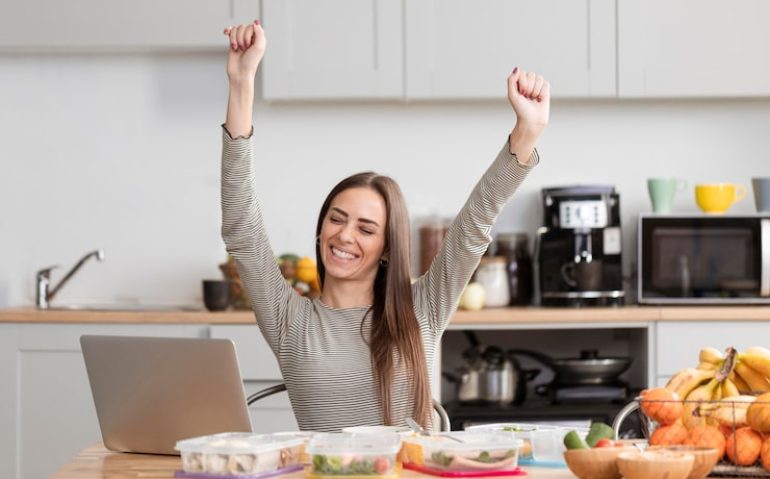 animando-sobre-trabajo-almuerzo_23-2148515940