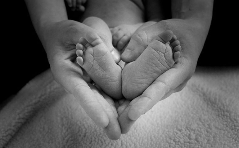 baby-feet-1527456_640
