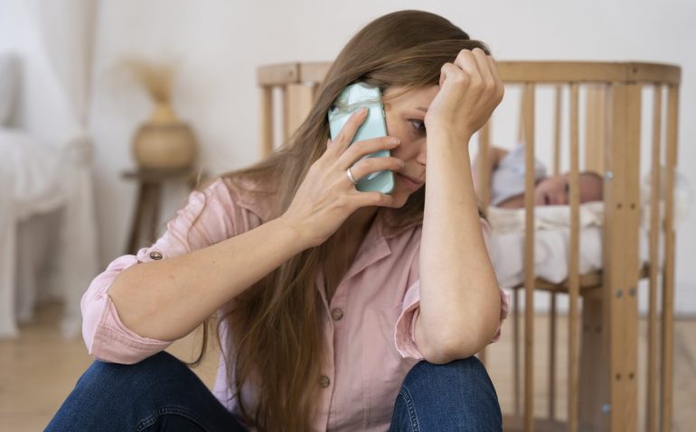 cerca-de-mama-cansada-cuidando-al-bebe-recien-nacido