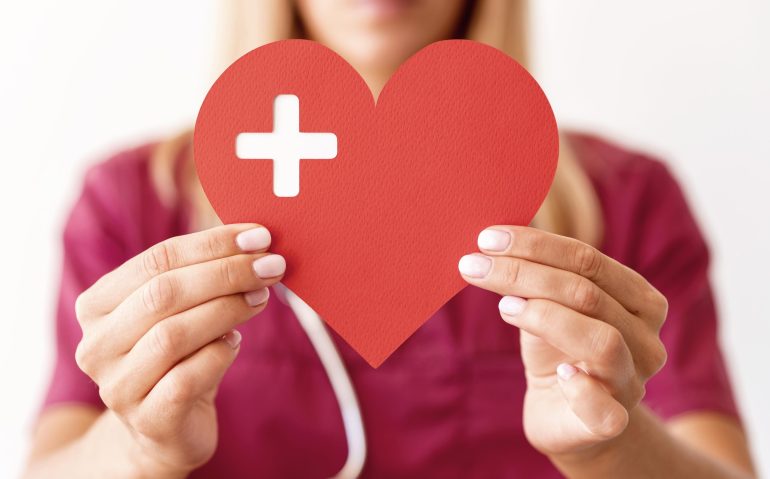 doctora-defocused-con-corazon-de-papel