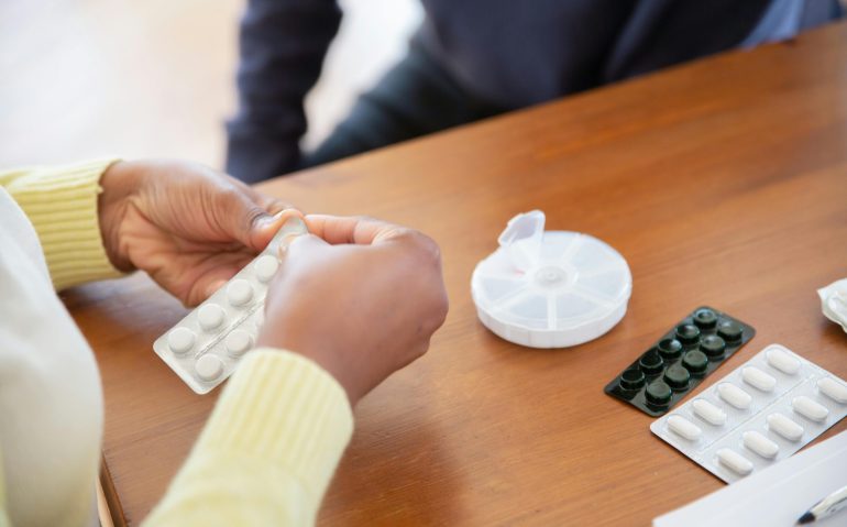 cuidadora organizando medicamentos para evitar errores en la administración de medicamentos en el hogar