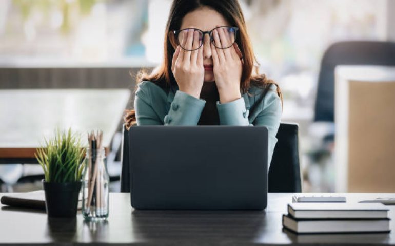 Concept Burnout Syndrome. Business Woman feels uncomfortable working. Which is caused by stress, accumulated from unsuccessful work And less resting body. Consult a specialist psychiatrist