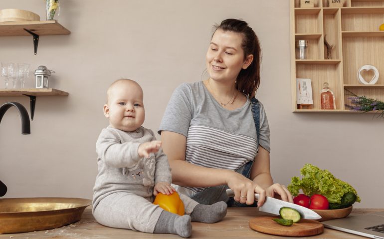 madre-con-bebe-en-casa