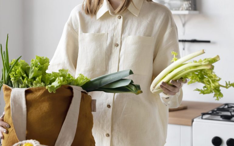 mujer-sonriente-con-tiro-medio-de-verduras