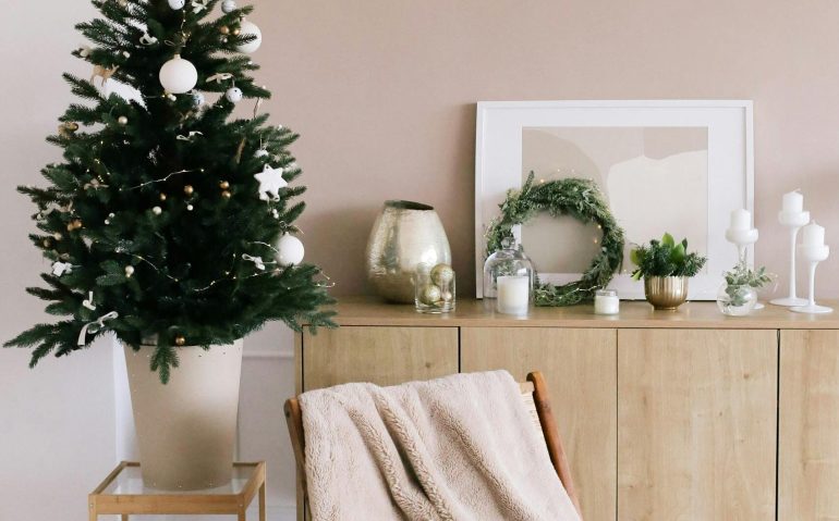 Árbol de Navidad con regalos y un espacio acogedor que invita a reflexionar y preparar el cuerpo y la mente para el año nuevo.