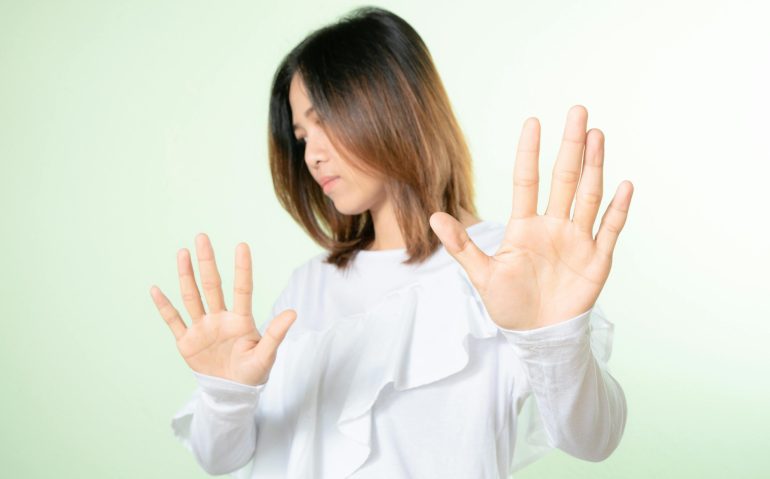 Cuidadora reflexionando sobre poner límites sin culpa para evitar el desgaste emocional