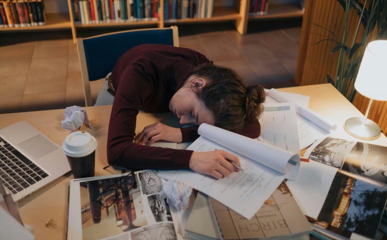 Señales físicas y emocionales de desgaste en madres y cuidadoras.