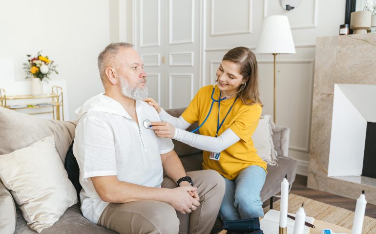 cuidadora observando signos de alarma temprana en adulto mayor en casa