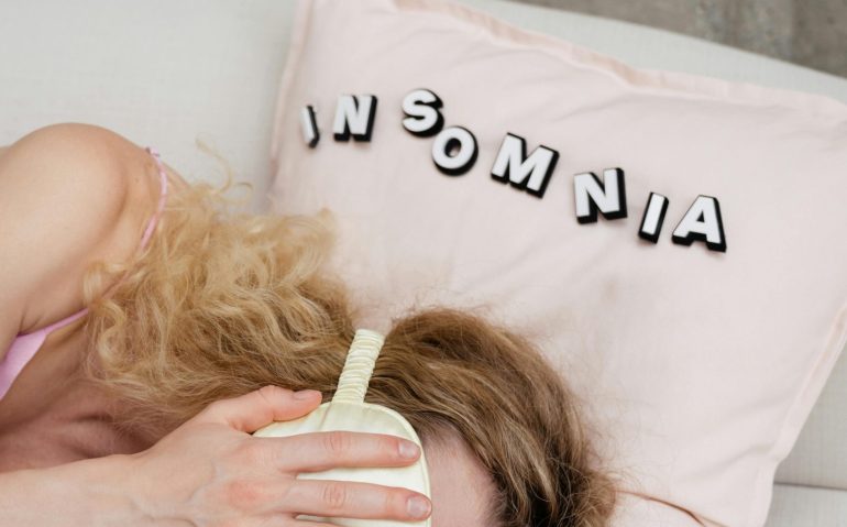 Descanso imperfecto en cuidadoras: mujer con insomnio y cansancio persistente