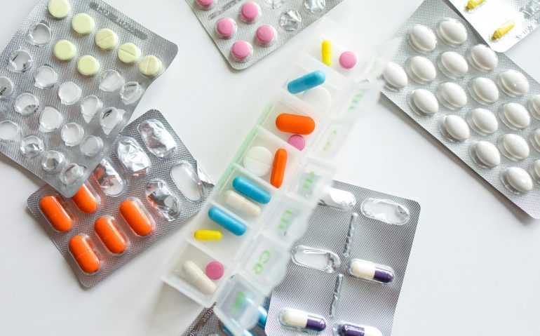 Polifarmacia en adultos mayores y control de medicamentos en casa